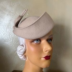 MAGNIFICENT 1960s' DESIGNER BEIGE FELT HAT WITH LARGE BOW